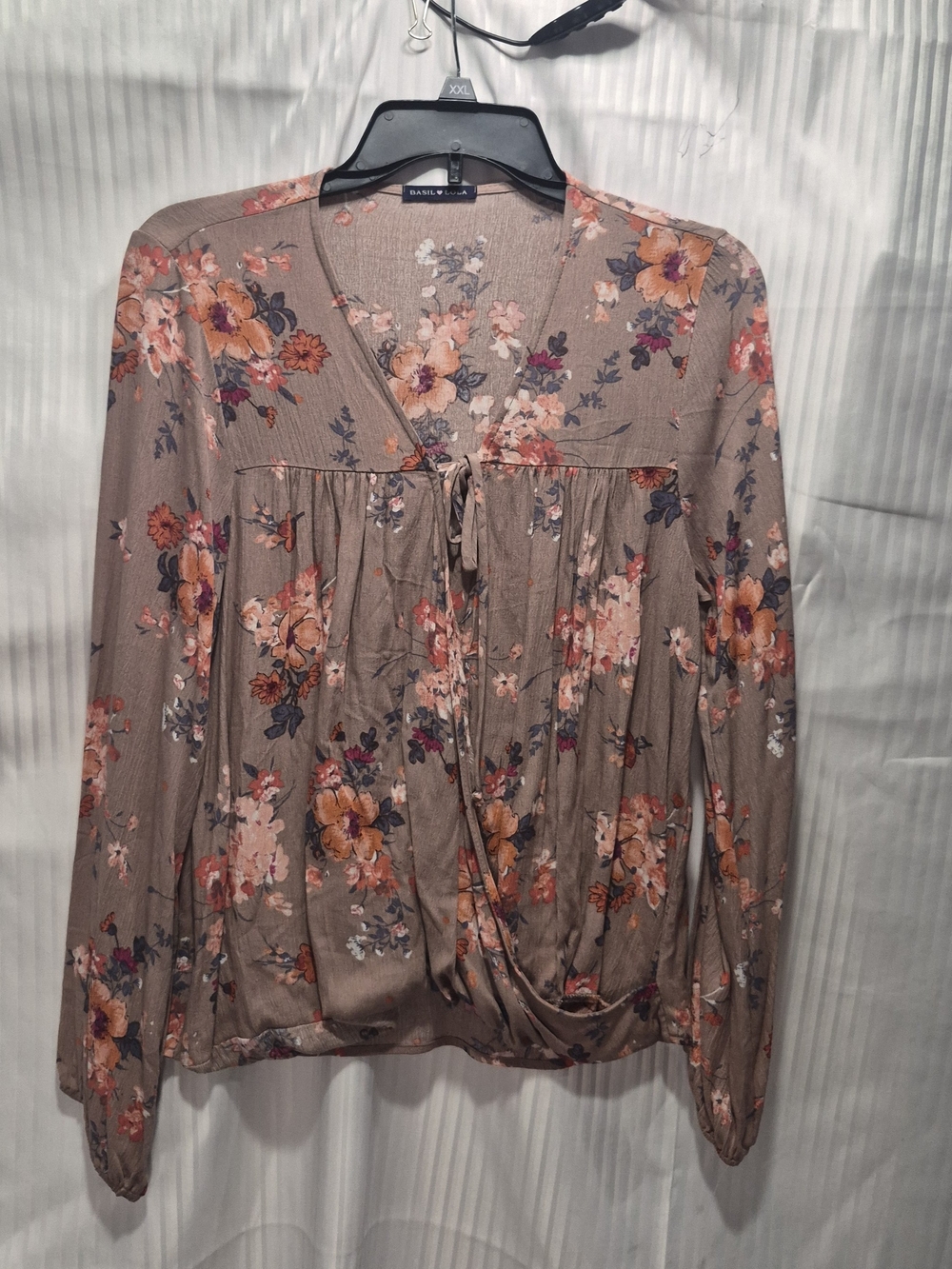 Basal & Lola Boutique Taupe Floral Tie-Front V-Neck Blouse Size Medium